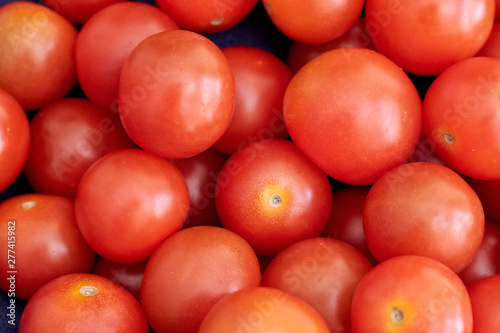Tomates cherry en cesto y botella de aceite