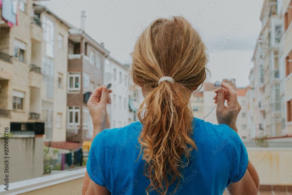 Fototapeta premium female athlete with headphones in the city