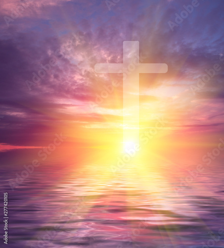 Foto Cross on the background of the setting sun with rays, symbolizing the hope of heaven and forgiveness