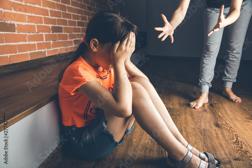 Fotografija angry woman with sad baby in home