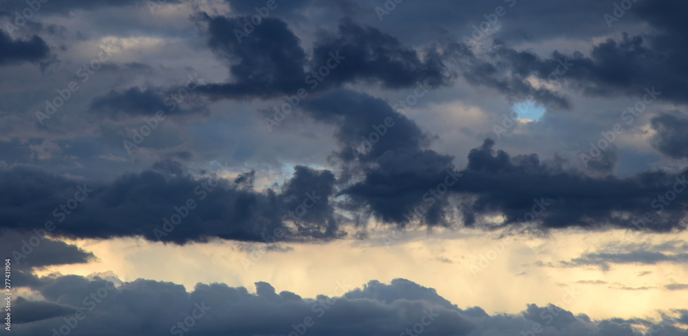 Regenwolken am Himmel - dunkle Wolken - Wolkengebilde nach einem Gewitter