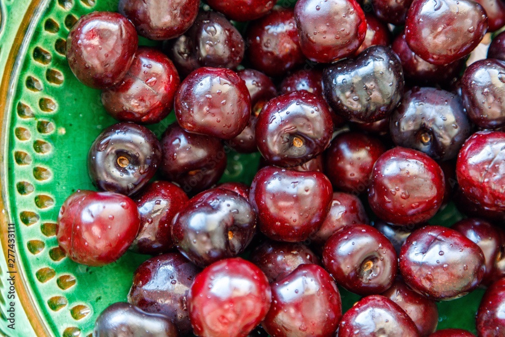 Obraz premium cherries ready to eat on a green platter