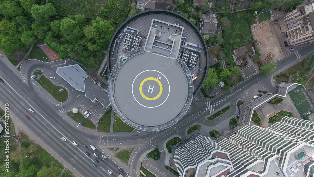 Αυτοκόλλητο The vertical take-off point from the helicopter pad in the business center, the road, the traffic of cars and the park, the day's shooting from the air are visible below