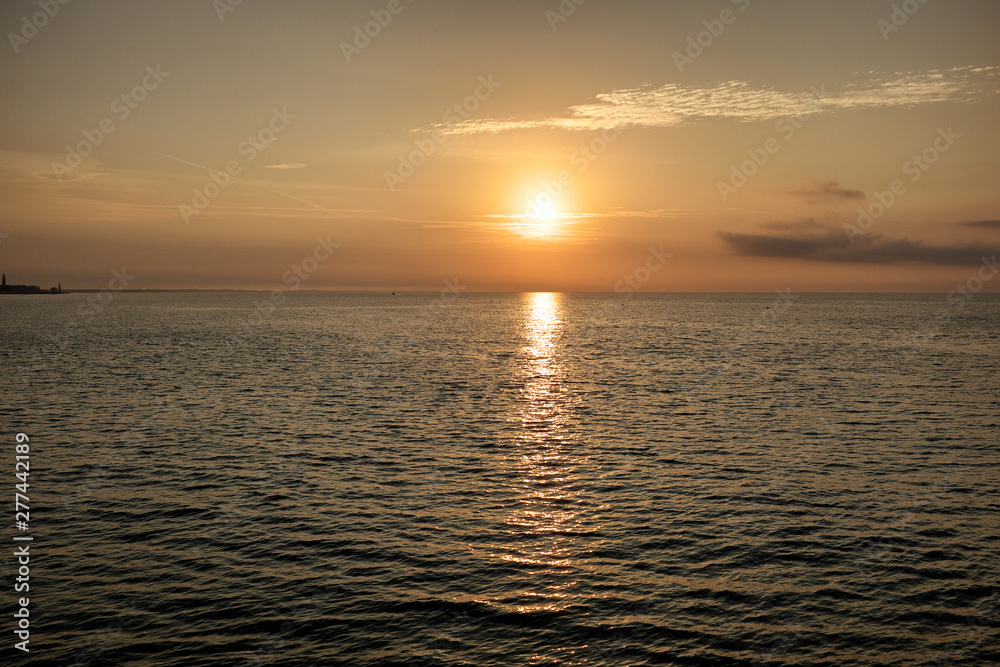 Paesaggio di mare all'alba
