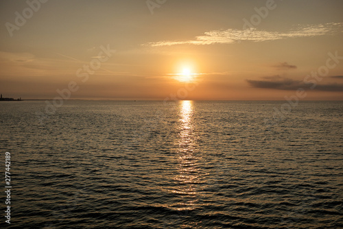 Paesaggio di mare all'alba