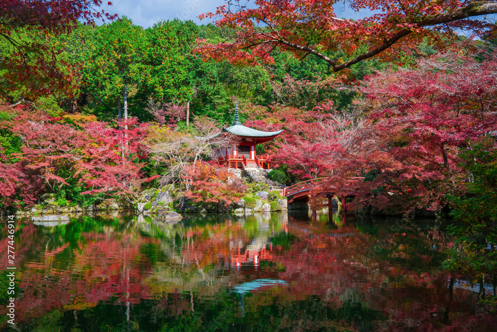 Naklejka premium 京都 醍醐寺 弁天堂の紅葉