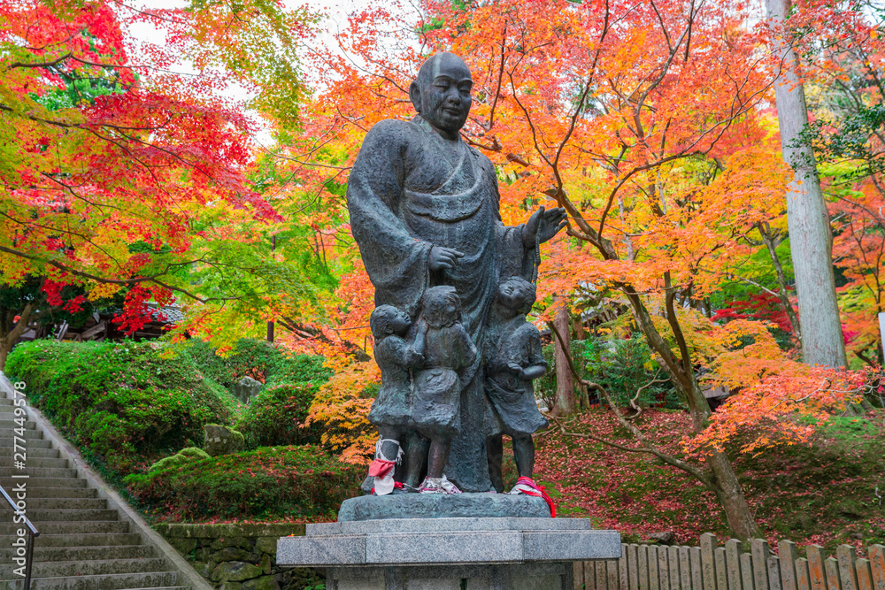 Naklejka premium 京都 今熊野観音寺の子まもり大師像と紅葉 