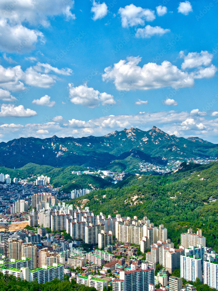 한국 서울시 도심 풍경, 북한산과 인왕산