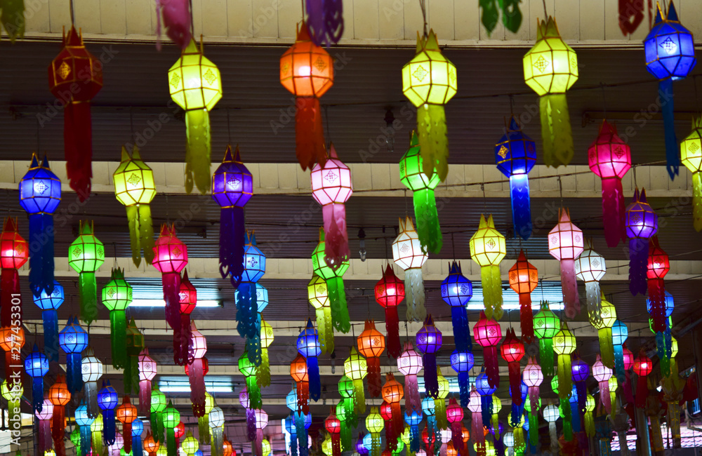 Naklejka premium Blurred light from paper lanterns colorful for background