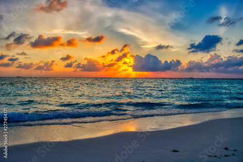 Fototapeta Naklejka Na Ścianę i Meble -  Dieses einzigartige Bild zeigt den gigantischen Sonnenuntergang auf den Malediven. eineinzig artiges Farbschauspiel wie der Himmel sich Orange färbt