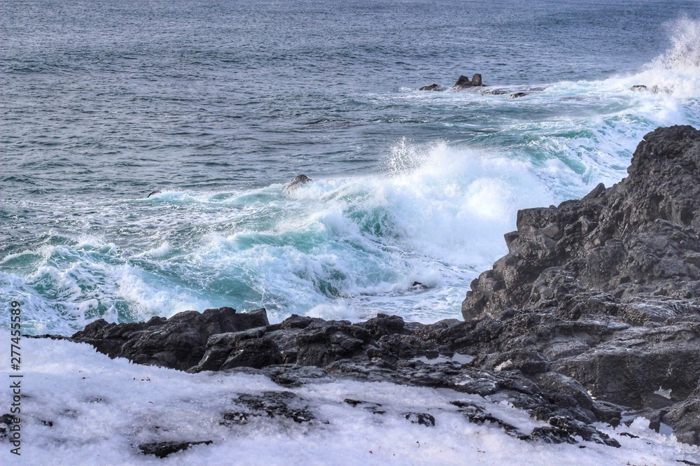 Fototapeta premium Waves on rocks