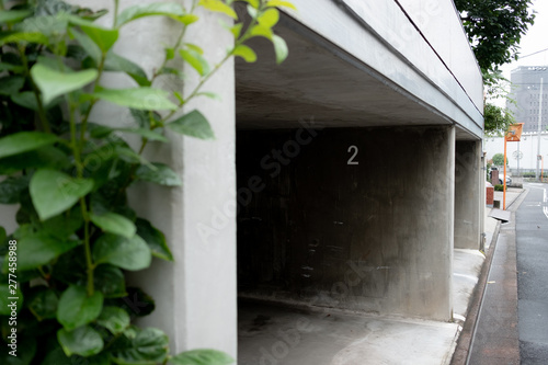 コンクリートの薄暗い駐車場入り口