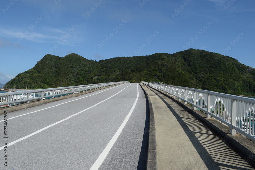 南国沖縄の島に繋がる橋