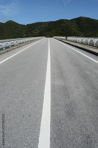 南国沖縄の島に繋がる橋