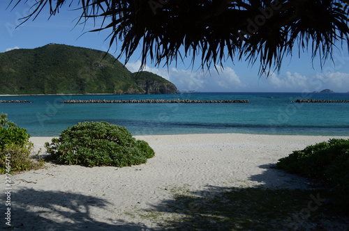 南国沖縄のエメラルドグリーンの海と白い砂浜 photo