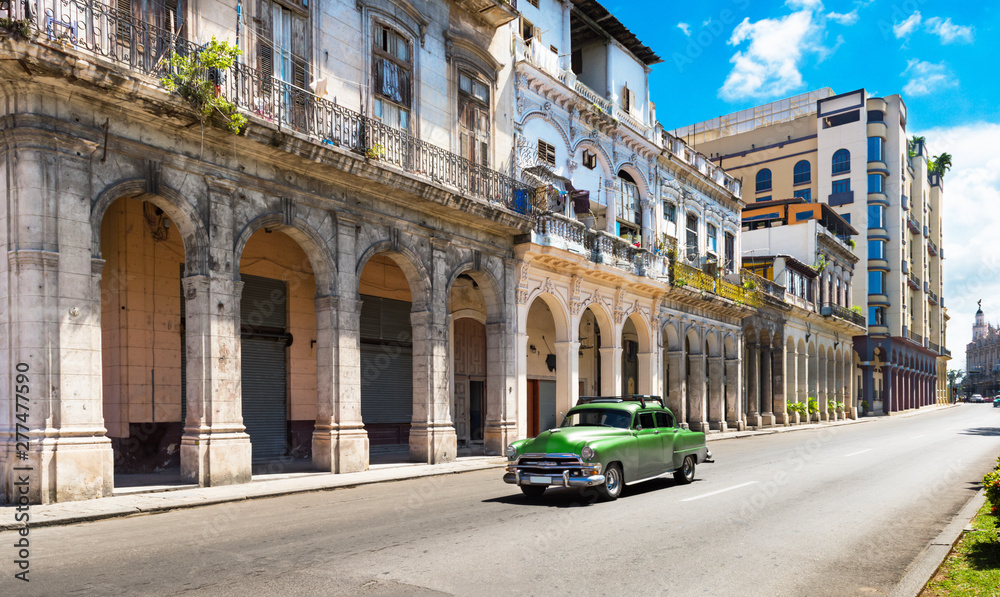 Grüner amerikanischer Oldtimer auf der berühmten Hauptstrasse Jose de Marti in Havanna City Kuba - Serie Kuba Reportage