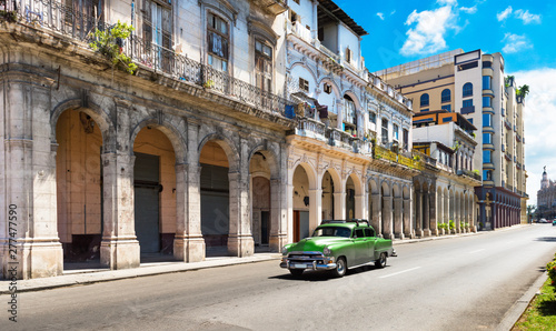 Fototapeta Naklejka Na Ścianę i Meble -  Grüner amerikanischer Oldtimer auf der berühmten Hauptstrasse Jose de Marti in Havanna City Kuba - Serie Kuba Reportage