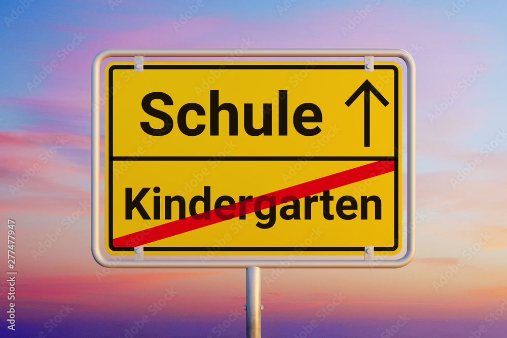 Schule/Kindergarten. Gelbes Schild/Ortsschild als Symbol für die