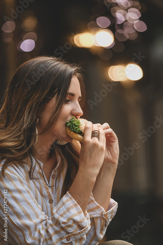 Beautiful young woman eatin...