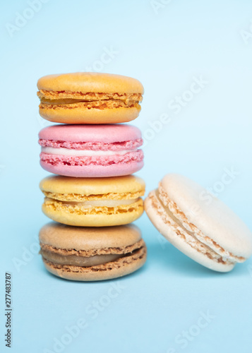 Fototapeta Naklejka Na Ścianę i Meble -  Colorful almond cookies, cake macaron or macaroon on blue background