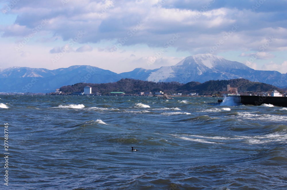 冬の琵琶湖と雪の伊吹山