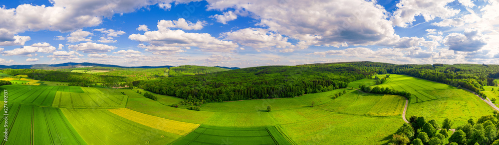Panoramaaufnahme von oben von Feldern im Taunus