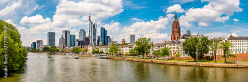 Panorama von Frankfurt am Main mit Skyline und Main an einem schönen Sommertag