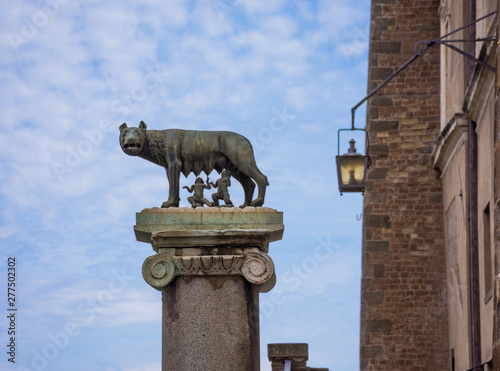 Obraz na płótnie ROME, ITALY - MAY 3, 2019: The bronze statue of the Capitoline Wolf (Lupa Capitolina) feeding Romulus (founder of Rome) and Remus against blue sky w salonie