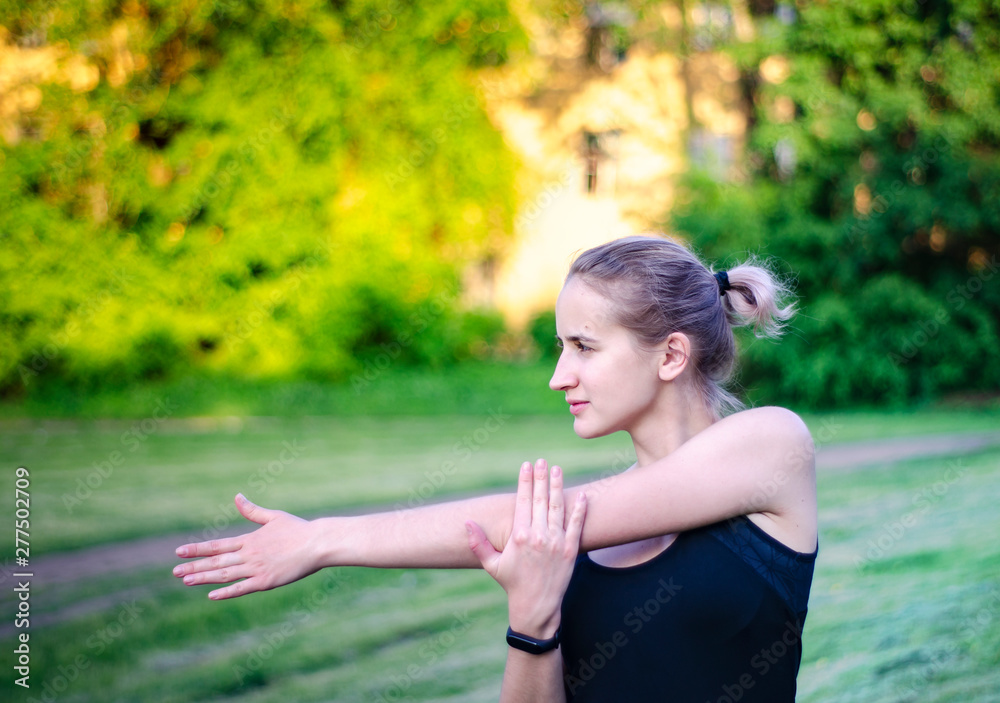 Girl doing a workout in the Park. Girl doing a workout in the Park.