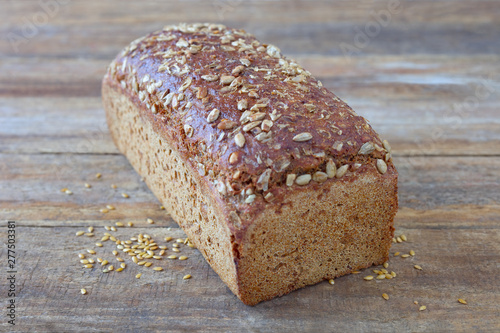 Ganzer Kastenbrot mit Sonnenblumenkernen  photo