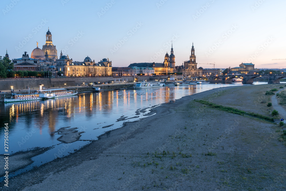 Niedrigwasser am Elbufer in Dresden