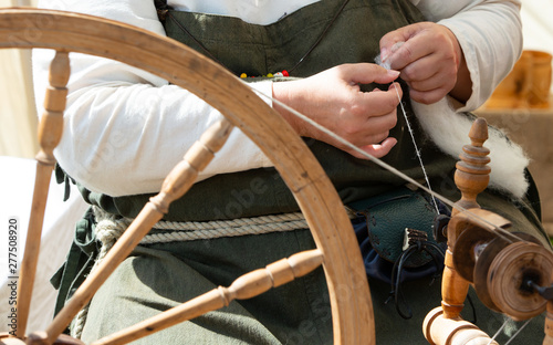 Alpaca, Angora -und Mohairwolle spinnen mit dem Spinnrad photo