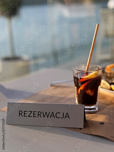 rezerwacja stolika w restauracji nad morzem, drink 