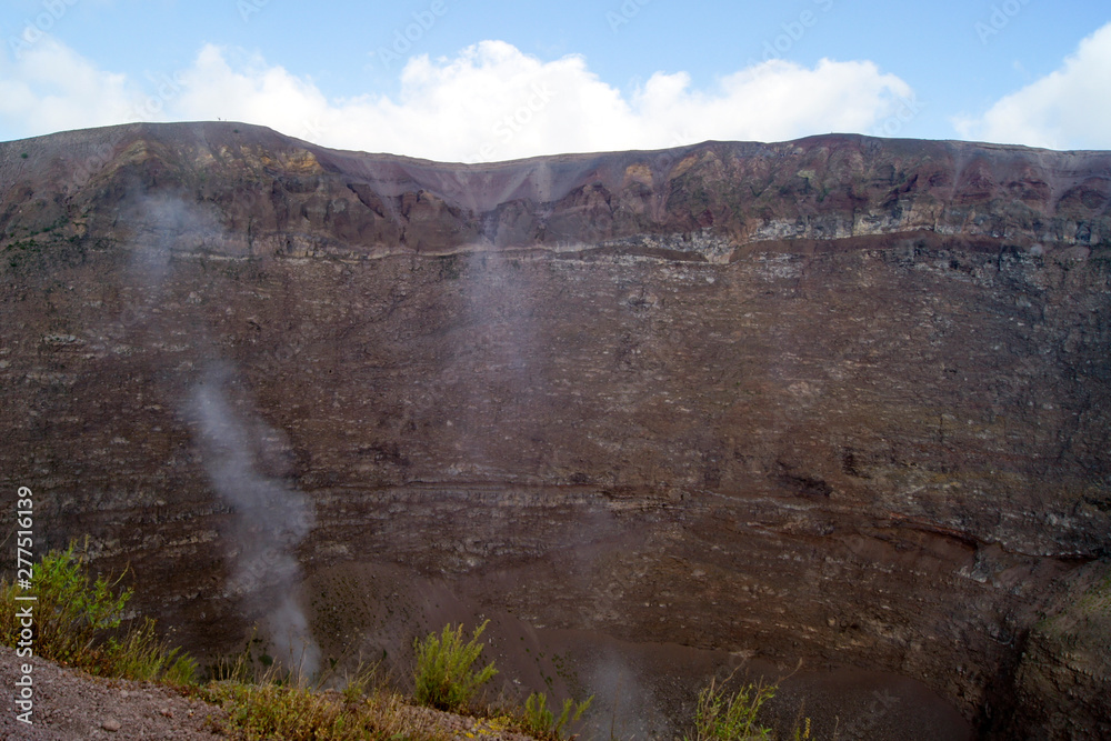 Schweflige Fumarole im Krater des Vesuv in Italien
