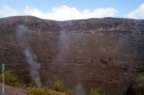 Schweflige Fumarole im Krater des Vesuv in Italien © 13threephotography