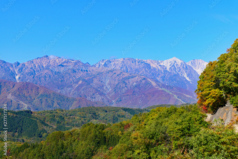 鬼無里から北アルプス、白馬三山を望む。長野 日本。10月下旬。 鬼無里から北アルプス、白馬三山を望む。長野 日本。10月下旬。