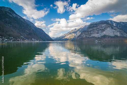 Berge am See im Sommer