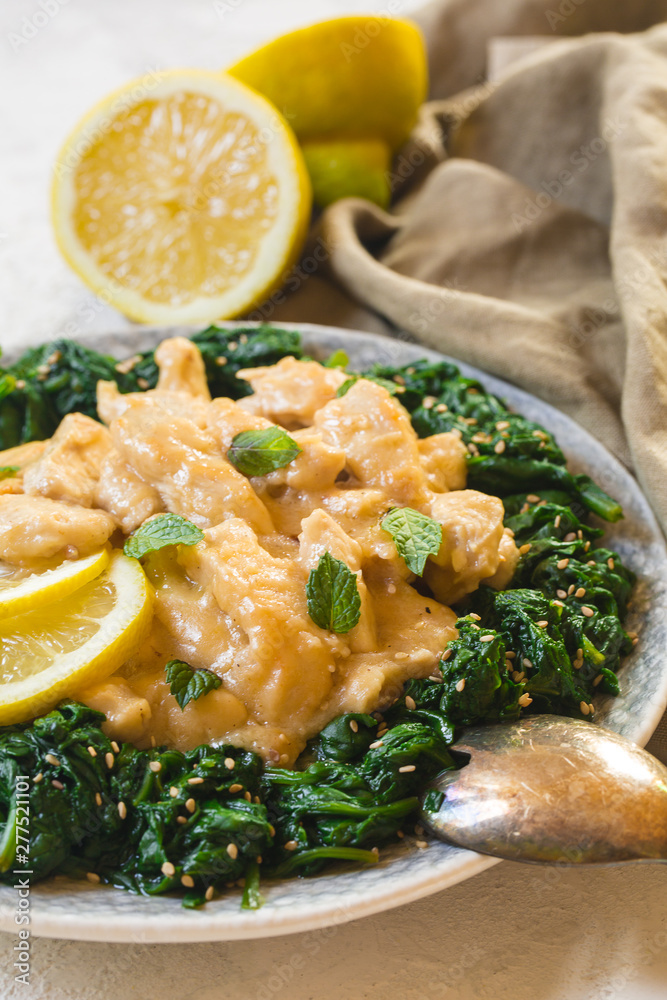Chicken breast with lemon sauce and spinach Chicken breast with lemon sauce and spinach