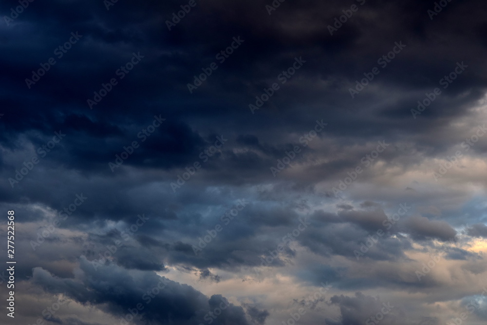 Wolken türmen sich am Himmel - dunkle Wolken anach einer Gewitternacht Wolken türmen sich am Himmel - dunkle Wolken anach einer Gewitternacht
