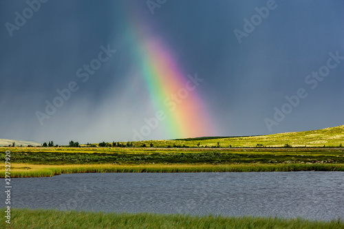 Regenbogen über einem See in Norwegen photo