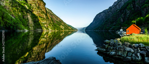 Rotes Haus an einem  Fjord in Norwegen