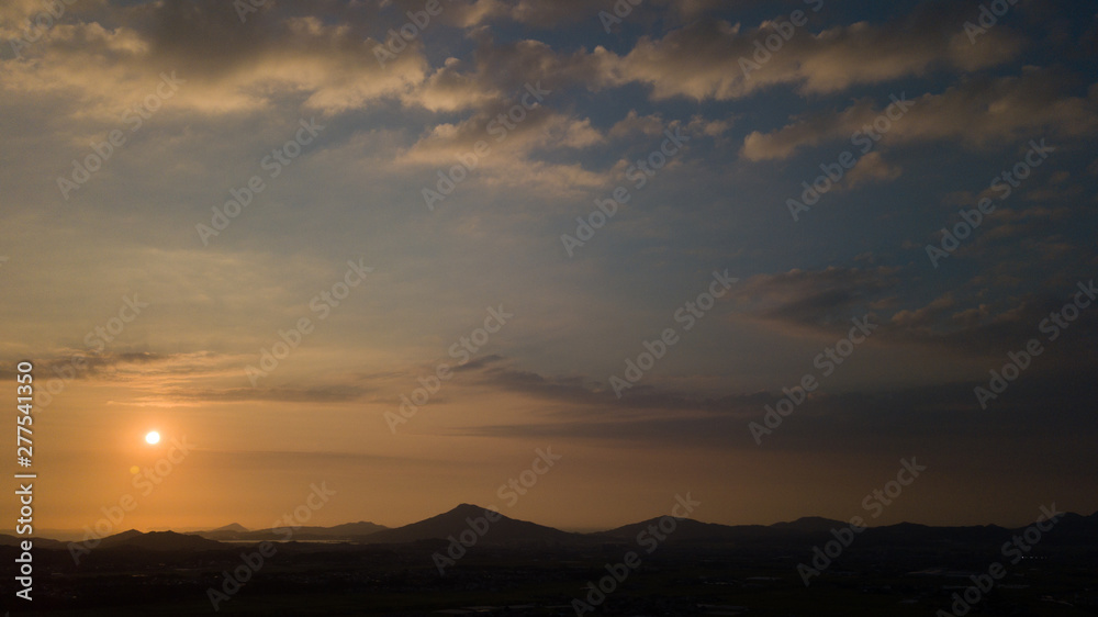 Fototapeta premium 糸島半島に沈む夏の夕陽 s03