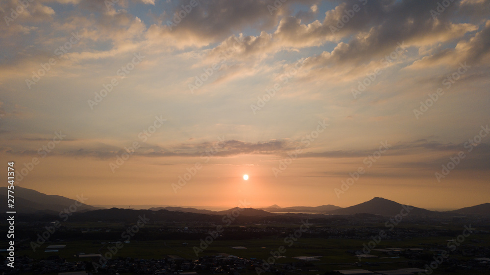 Obraz premium 糸島半島に沈む夏の夕陽 s04