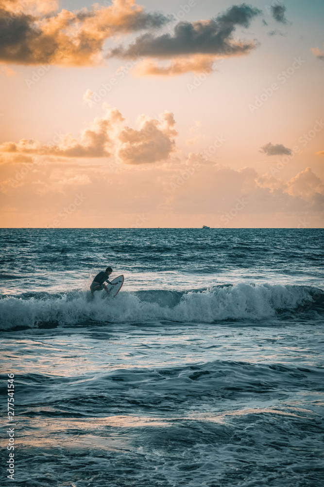 Fototapeta premium sunrise surfer