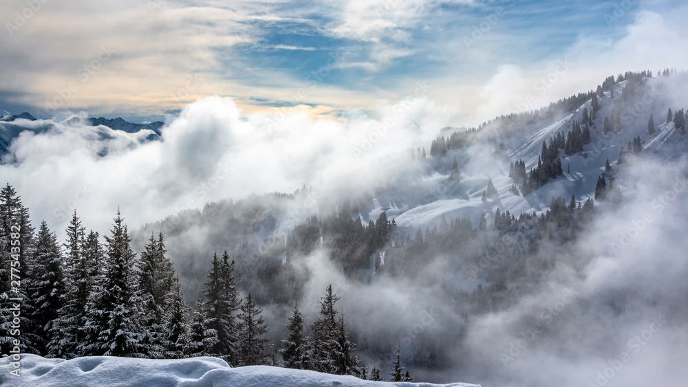 Nebel über den schneebedeckten Alpen