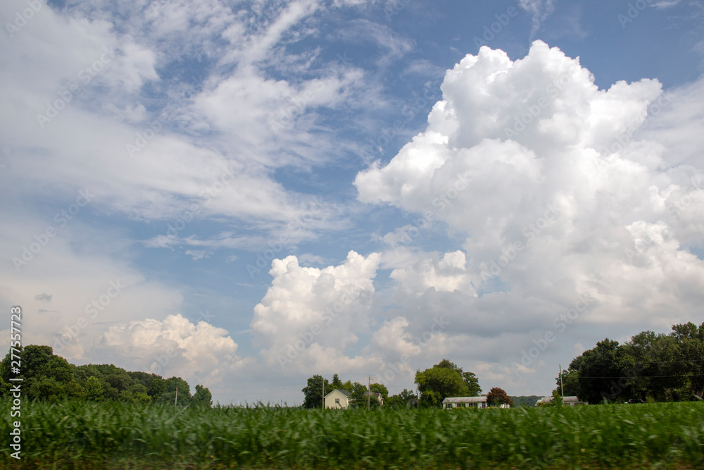 Φωτογραφία Enormous cloud formations dominate the landscape on a hot, humid, summer's day in rural Queen Anne's County, on the Eastern Shore of Maryland