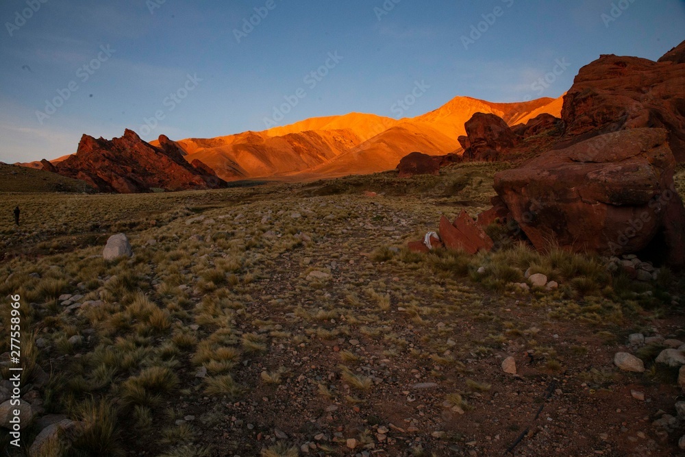 Obraz premium La meravigliosa albra vista dalla località di Tres Piedras, nella riserva nazionale di Famatina, La Rioja, Argentina