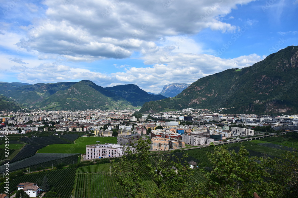 Naklejka premium Blick auf Bozen - Südtirol - Landeshauptstadt - Urlaubsort