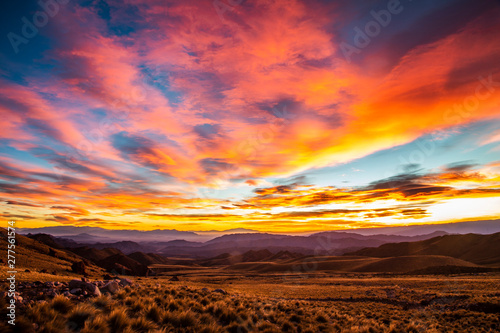 Splendida alba a Tres Piedras, nella riserva naturale Famatina, La Rioja, Argentina