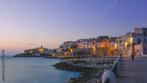 Alba dietro le luci di Vieste borgo del Gargano